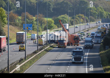 LKW stürzte in den Mittelstreifen auf der m1 Autobahn zwischen j23 und j23a verursachen Staus, Norden und Süden Stockfoto