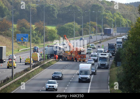 LKW stürzte in den Mittelstreifen auf der m1 Autobahn zwischen j23 und j23a verursachen Staus, Norden und Süden Stockfoto