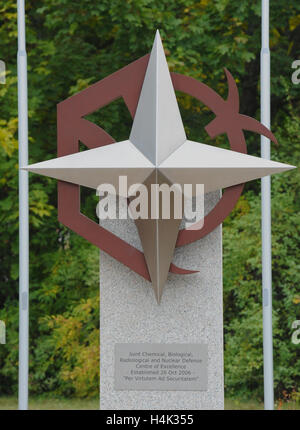 Vyskov, Tschechien. 17. Oktober 2016. Das neue Denkmal der gemeinsame chemische, biologische, radiologische und nukleare Defence Centre of Excellence am 26. Oktober 2006 gegründet wurde während der Parade anlässlich des 10. Jahrestages des Zentrums für Schutz gegen Waffen der Massenvernichtungswaffen in Vyskov, Tschechische Republik, 17. Oktober 2016 angezeigt. Bildnachweis: Igor Zehl/CTK Foto/Alamy Live-Nachrichten Stockfoto