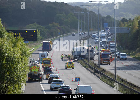 LKW stürzte in den Mittelstreifen auf der m1 Autobahn zwischen j23 und j23a verursachen Staus, Norden und Süden Stockfoto