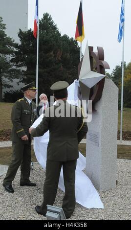 Vyskov, Tschechien. 17. Oktober 2016. Das neue Denkmal der gemeinsame chemische, biologische, radiologische und nukleare Defence Centre of Excellence am 26. Oktober 2006 gegründet wurde während der Parade anlässlich des 10. Jahrestages des Zentrums für Schutz gegen Waffen der Massenvernichtungswaffen in Vyskov, Tschechische Republik, 17. Oktober 2016 angezeigt. Bildnachweis: Igor Zehl/CTK Foto/Alamy Live-Nachrichten Stockfoto