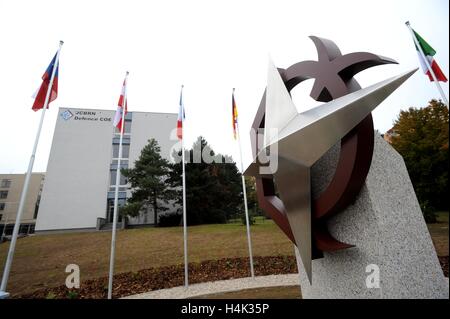 Vyskov, Tschechien. 17. Oktober 2016. Das neue Denkmal der gemeinsame chemische, biologische, radiologische und nukleare Defence Centre of Excellence am 26. Oktober 2006 gegründet wurde während der Parade anlässlich des 10. Jahrestages des Zentrums für Schutz gegen Waffen der Massenvernichtungswaffen in Vyskov, Tschechische Republik, 17. Oktober 2016 angezeigt. Bildnachweis: Igor Zehl/CTK Foto/Alamy Live-Nachrichten Stockfoto