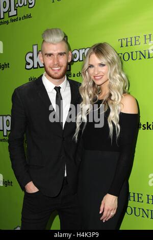 Colton Dixon, Annie Dixon im Ankunftsbereich für Skip1 Night Event, Loews Hotel Hollywood, Los Angeles, CA 15. Oktober 2016. Foto von: Priscilla Grant/Everett Collection Stockfoto