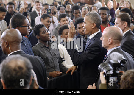 Washington, District Of Columbia, USA. 17. Oktober 2016. US-Präsident Barack Obama begrüßt Studenten während eines Besuchs nach Benjamin Banneker akademischen Gymnasium sozusagen über die Fortschritte, die seine Regierung in den letzten acht Jahren, zur Verbesserung der Bildung im Land am 17. Oktober 2016 in Washington, DC unternommen hat. Bildnachweis: Olivier Douliery/Pool über CNP Credit: Olivier Douliery/CNP/ZUMA Draht/Alamy Live-Nachrichten Stockfoto