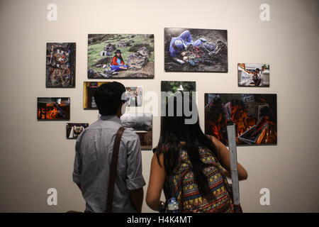 Datei - Fotos von Miguel Mejia von der Exhumierung von 50 Opfer des bewaffneten Konflikts in Peru (1980-2000), in den Raum der Erinnerung, Toleranz und soziale Eingliederung (LUM) in Lima, 12. Oktober 2016 ausgestellt. Foto: Rosmery Cueva-Sáenz/dpa Stockfoto