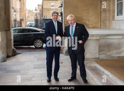 US-Außenminister John Kerry wird von britischen Außenminister Boris Johnson begrüßt, wie er zu Gesprächen über Syrien und Jemen im Lancaster House 16. Oktober 2016 in London, Vereinigtes Königreich kommt Stockfoto