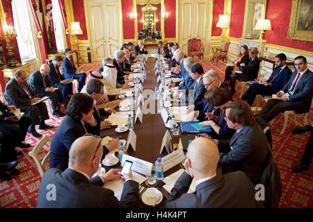 US-Außenminister John Kerry sitzt gegenüber dem britischen Außenminister Boris Johnson zu Beginn der Gespräche, die Suche nach einem Ende des Krieges in Syrien im Lancaster House nach den Sitzungen 16. Oktober 2016 in London, Vereinigtes Königreich Stockfoto