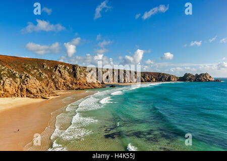 Porthcurno, Cornwall, England. 17. Oktober 2016. Reiche Herbst Sonnenlicht am goldenen Strand und Felsen von Porthcurno und Logan Rock. Sehr niedrigen Gezeiten von 0,2 m, auf den Frühling Gezeiten in diesem Monat alles bis auf die Supermoon heute. Ein paar Menschen, die unter Ausnutzung der großen Leere Strände. Bildnachweis: Barry Bateman / Alamy Live News Stockfoto