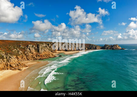 Porthcurno, Cornwall, England. 17. Oktober 2016. Reiche Herbst Sonnenlicht am goldenen Strand und Felsen von Porthcurno und Logan Rock. Sehr niedrigen Gezeiten von 0,2 m, auf den Frühling Gezeiten in diesem Monat alles bis auf die Supermoon heute. Ein paar Leute, die unter Ausnutzung der großen Leere Strände. Bildnachweis: Barry Bateman / Alamy Live News Stockfoto