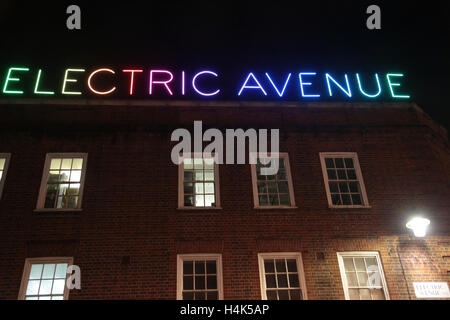 London, UK. 17. Oktober 2016 Sadiq Khan trat Eddy Grant, Musiker, das neue Licht im Electric Avenue in Brixton zu wechseln. Bildnachweis: Thabo Jaiyesimi/Alamy Live-Nachrichten Stockfoto