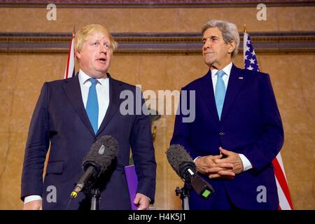 Vereinigtes Königreich. 16. Oktober 2016. US-Außenminister John Kerry und dem britischen Außenminister Boris Johnson Adresse Reporter im Lancaster House in London, Vereinigtes Königreich am 16. Oktober 2016, nach einem multinationalen treffen suchen ein Ende des Krieges in Syrien, 16. Oktober 2016. Bild mit freundlicher Genehmigung des amerikanischen Außenministeriums. Image via Gado Bilder/Alamy Live-Nachrichten. Stockfoto