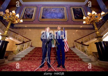 Vereinigtes Königreich. 16. Oktober 2016. US-Außenminister John Kerry und britische Außenminister Boris Johnson Adresse Reporter im Lancaster House in London, Vereinigtes Königreich am 16. Oktober 2016, nach einem multinationalen treffen suchen ein Ende des Krieges in Syrien, 16. Oktober 2016. Bild mit freundlicher Genehmigung des amerikanischen Außenministeriums. Image via Gado Bilder/Alamy Live-Nachrichten. Stockfoto