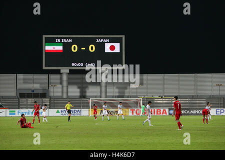 Riffa, Bahrain. 17. Oktober 2016. Zwei Team Gruppe Fußball: Spieler reagieren nach dem AFC U-19-Meisterschaft Bahrain 2016 Gruppe C Spiel zwischen Iran 0-0 Japan im Bahrain National Stadium in Riffa, Bahrain. © AFLO/Alamy Live-Nachrichten Stockfoto