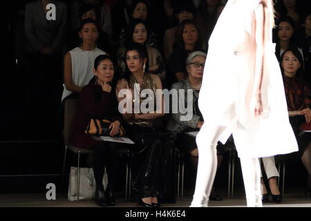 Tokio, Japan. 17. Oktober 2016. Norika Fujiwara besucht Tae Ashida Fashion Show 2017 s/s Amazon Mode Woche Tokyo Tokyo Japan am 17. Oktober 2016. © Motoo Naka/AFLO/Alamy Live News Bildnachweis: Aflo Co. Ltd./Alamy Live-Nachrichten Stockfoto