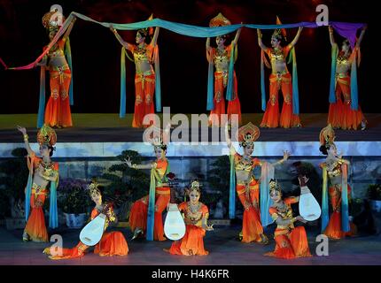 Kaifeng, China Henan Provinz. 17. Oktober 2016. Eine Leistung ist anlässlich der Eröffnung des 34. Kaifeng Chrysantheme Festivals in Kaifeng, Zentral-China Henan Provinz, 17. Oktober 2016 statt. Bildnachweis: Li ein/Xinhua/Alamy Live-Nachrichten Stockfoto