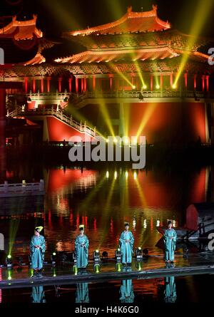 Kaifeng, China Henan Provinz. 17. Oktober 2016. Eine Leistung ist anlässlich der Eröffnung des 34. Kaifeng Chrysantheme Festivals in Kaifeng, Zentral-China Henan Provinz, 17. Oktober 2016 statt. Bildnachweis: Li ein/Xinhua/Alamy Live-Nachrichten Stockfoto