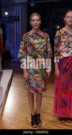 New York, NY USA - 17. Oktober 2016: Modell zeigt Kleid entworfen von polnischen Designer von polnischen American Fashion Foundation in Inglot Studio Chelsea Market Credit: Lev Radin/Alamy Live-Nachrichten Stockfoto