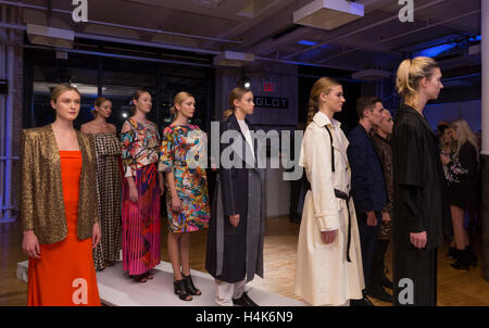 New York, NY USA - 17. Oktober 2016: Modelle zeigen Kleider entworfen von polnischen Designer von polnischen American Fashion Foundation in Inglot Studio Chelsea Market Credit: Lev Radin/Alamy Live-Nachrichten Stockfoto