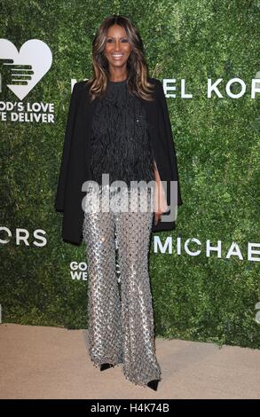 New York, NY, USA. 17. Oktober 2016. Iman im Ankunftsbereich für The Golden Heart Awards von Gottes Liebe, die wir liefern, Frühling Studios, New York, NY 17. Oktober 2016. Bildnachweis: Kristin Callahan/Everett Collection/Alamy Live-Nachrichten Stockfoto