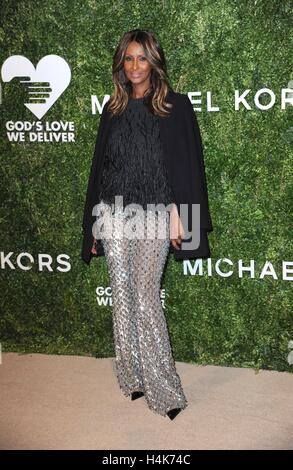 New York, NY, USA. 17. Oktober 2016. Iman im Ankunftsbereich für The Golden Heart Awards von Gottes Liebe, die wir liefern, Frühling Studios, New York, NY 17. Oktober 2016. Bildnachweis: Kristin Callahan/Everett Collection/Alamy Live-Nachrichten Stockfoto