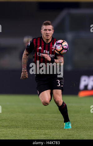 Verona, Italien. 16. Oktober 2016. Juraj Kucka (Mailand) Fußball: Italienische "Serie A" match zwischen Chievo Verona 1-3 AC Milan im Stadio Marc'Antonio Bentegodi in Verona, Italien. © Maurizio Borsari/AFLO/Alamy Live-Nachrichten Stockfoto