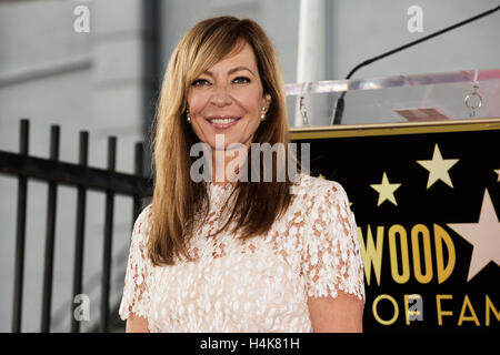 Los Angeles, USA. 17. Oktober 2016. Schauspielerin Allison Janney lächelt während ihrer Sterne Ehren Zeremonie auf dem Hollywood Walk of Fame in Los Angeles, Kalifornien, USA, 17. Oktober 2016. Allison Janney erhielt einen Stern am Montag. Bildnachweis: Luo Xian/Xinhua/Alamy Live-Nachrichten Stockfoto