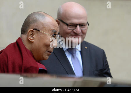Prag, Tschechische Republik. 18. Oktober 2016. Tschechische Kulturminister Daniel Herman, richtig, trifft der tibetischen Dalai Lama in Prag, Tschechische Republik, 18. Oktober 2016. Dalai Lama kamen nach Prag, 20. Forum 2000 zu besuchen. Bildnachweis: CTK/Alamy Live-Nachrichten Stockfoto