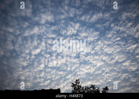 China. 17. Oktober 2016. Guizhou, CHINA-17. Oktober 2016: (nur zur redaktionellen Verwendung. CHINA aus) Foto aufgenommen am 16. Oktober 2016, zeigt Makrele Himmel über Mond-Gebirge im Südwesten Chinas Provinz Guizhou. Ein Makrele Himmel ist ein gebräuchlicher Begriff für einen Himmel mit Reihen von Cirro Cumulus oder Altocumulus Wolken anzeigen eine hügelige, plätschernden Muster ähnlich im Aussehen an Fisch Schuppen, von großer Höhe atmosphärische Wellen entstanden sind. © SIPA Asien/ZUMA Draht/Alamy Live-Nachrichten Stockfoto