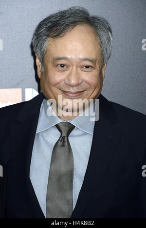 New York City. 14. Oktober 2016. Ang Lee besucht die "Billy Lynn lange Halbzeit Walk" Premiere während der 54. New York Film Festival am AMC Lincoln Square Theater am 14. Oktober 2016 in New York City. | Verwendung Weltweit © Dpa/Alamy Live-Nachrichten Stockfoto