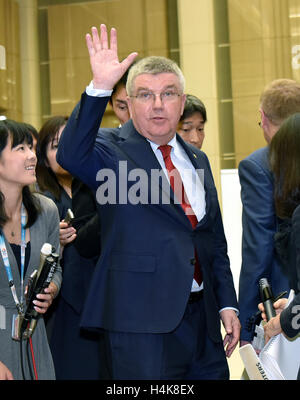 Tokio, Japan. 18. Oktober 2016. Thomas Back, Präsident des Internationalen Olympischen Komitees, "Wellenlinien" auf Wiedersehen nach seinem Treffen mit Gouverneur Yuriko Koike bei ihrem Treffen in der City Hall in Tokio am Dienstag, 18. Oktober 2016. Der IOC-Chef und der Gouverneur diskutiert eine vorgeschlagene Bewegung der Rudern und Kanu Events aus Tokio als Teil ihres Versuchs zu kürzen auf die Ausgaben für die Olympischen Spiele 2020 in Tokio. Bildnachweis: Natsuki Sakai/AFLO/Alamy Live-Nachrichten Stockfoto