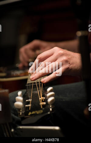Zwei männliche Hände, die Slide-Gitarre spielen Stockfoto