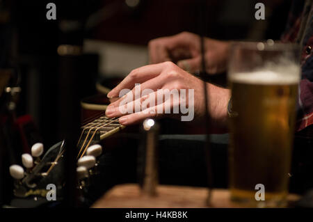 Zwei männliche Hände, die Slide-Gitarre spielen Stockfoto