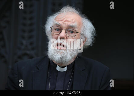 Der ehemalige Erzbischof von Canterbury, Dr. Rowan Williams, spricht vor dem Croydon Minster in Croydon mit Reportern, da die Bemühungen zur Umsiedlung von Migrantenkindern aus dem Calais-Dschungel verstärkt werden, bevor das Lager abgerissen wird. Stockfoto