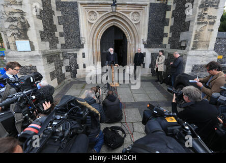 Der ehemalige Erzbischof von Canterbury, Dr. Rowan Williams spricht zu Reportern außerhalb Croydon Minster, Croydon, Bischof von Croydon Jonathan Clark und Bethany Gardiner-Smith Bürger UK, beobachtete, wie Bemühungen um Kinder mit Migrationshintergrund von Calais "Dschungel" umzusiedeln intensiviert werden. Stockfoto