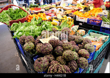 Eine Darstellung der Artischocken an Obst und Gemüse Stand auf dem Markt von Trastevere in Rom, Italien. Stockfoto