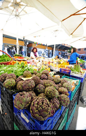 Eine Darstellung der Artischocken an Obst und Gemüse Stand auf dem Markt von Trastevere in Rom, Italien. Stockfoto