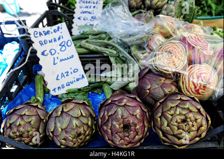 Eine Darstellung der römischen Artischocken an Obst und Gemüse Stand auf dem Markt von Trastevere in Rom, Italien. Stockfoto