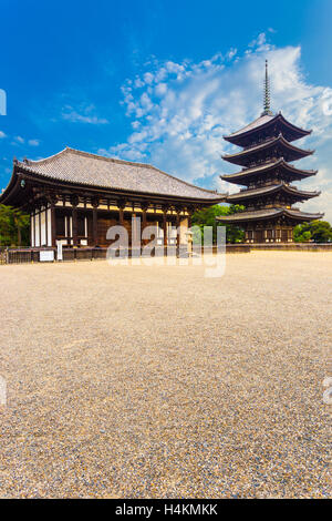 Die Vorderseite des Golden Osthalle, zu Kondo und fünf Pagode, Goju-keine-to, am schönen blauen Himmel Tag in Kofuku-Ji-Tempel in Stockfoto