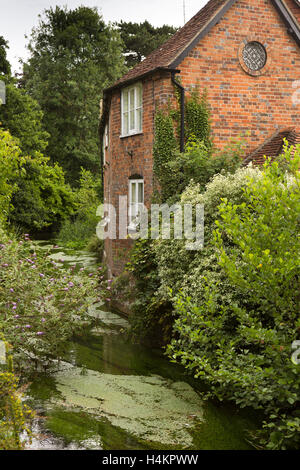 England, Berkshire, Hungerford, Bridge Street, alte Fluss Dun Mühle Stockfoto