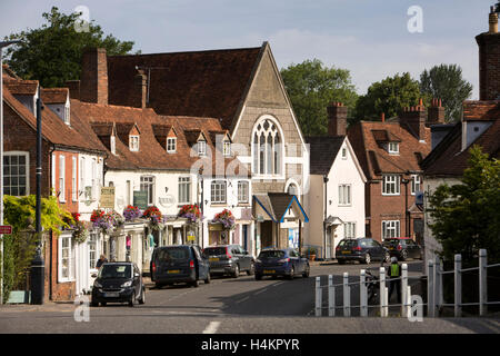 England, Berkshire, Hungerford, Bridge Street, Geschäften und Evangelisch-methodistische Kirche Stockfoto