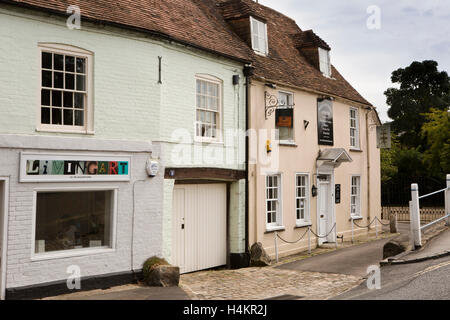 England, Berkshire, Hungerford, Bridge Street, lebendige Kunstgalerie und Antiquitätengeschäft in Canalside Gebäuden Stockfoto
