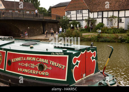 Berkshire, England, Hungerford, Rose von Hungerford Passagier Narrowboat vertäut am Kennet und Avon Kanal Stockfoto