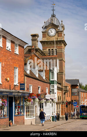 Hohe Straße, Rathausturm und Geschäfte, Hungerford, Berkshire, England Stockfoto