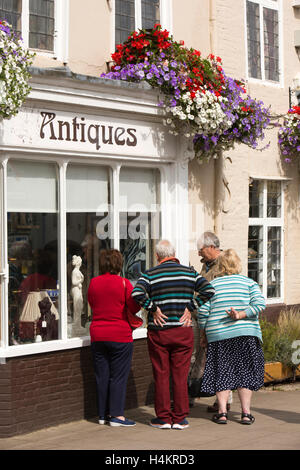 England, Berkshire, Hungerford, hohe Straße, senior Einkäufer suchen im Fenster der Hungerford Arcade-Antiquitäten-Zentrum Stockfoto