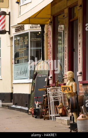 Hohe Straße, alte und Reproduktion, Hungerford, Berkshire, England auf Lager auf Bürgersteig vor Kimmereren Antiquitäten-Zentrum Stockfoto