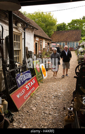 England, Berkshire, Hungerford, High Street, Shopper in unter Treppen, Antiquitäten-Zentrum, bestand im äußeren Hof Stockfoto