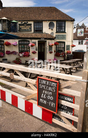 England, Berkshire, Hungerford, Anschluss unten, Parkstraße, Down Tor Pub, Mittag Specials Board auf Tor Stockfoto