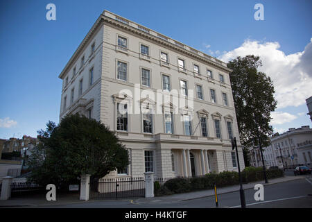 Architektur in Belgravia London, Vereinigtes Königreich. Belgravia ist ein Stadtteil im Westen Londons in der City of Westminster und Royal Borough of Kensington und Chelsea. Es ist bekannt für seine sehr teueren Wohnimmobilien und ist einer der reichsten Bezirke in der Welt. Vieles davon, bekannt als die Grosvenor Estate ist noch im Besitz einer Familie Immobilien-Gesellschaft, der Duke of Westminsters Grosvenor Group. Stockfoto