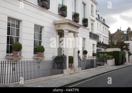 Architektur in Belgravia London, Vereinigtes Königreich. Belgravia ist ein Stadtteil im Westen Londons in der City of Westminster und Royal Borough of Kensington und Chelsea. Es ist bekannt für seine sehr teueren Wohnimmobilien und ist einer der reichsten Bezirke in der Welt. Vieles davon, bekannt als die Grosvenor Estate ist noch im Besitz einer Familie Immobilien-Gesellschaft, der Duke of Westminsters Grosvenor Group. Stockfoto