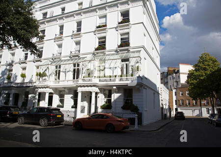 Architektur in Belgravia London, Vereinigtes Königreich. Belgravia ist ein Stadtteil im Westen Londons in der City of Westminster und Royal Borough of Kensington und Chelsea. Es ist bekannt für seine sehr teueren Wohnimmobilien und ist einer der reichsten Bezirke in der Welt. Vieles davon, bekannt als die Grosvenor Estate ist noch im Besitz einer Familie Immobilien-Gesellschaft, der Duke of Westminsters Grosvenor Group. Stockfoto